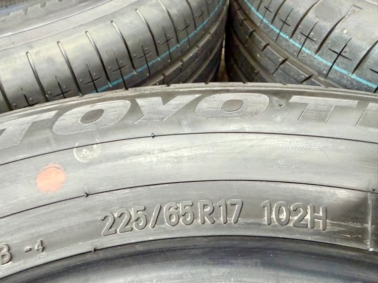 ยางถอดป้ายแดงขอบ 17” ยี่ห้อ TOYO TIRES รุ่น PROXES COMFORT ขนาด 225-65R17 ปี 25 MADE IN JAPAN สีเส้นตุ่มหน้ายางยังอยู่ครบ รูปที่ 3
