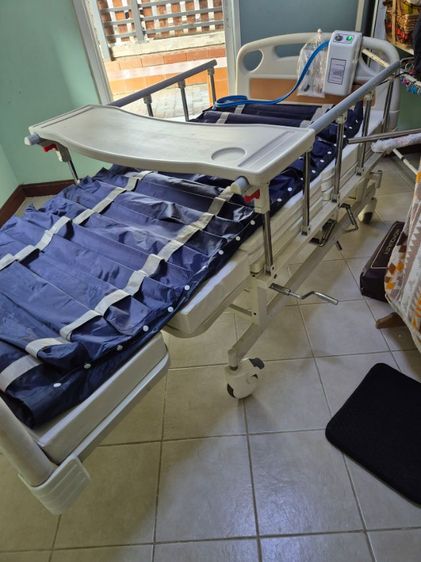 ขายเตียงผู้ป่วยมือหมุน ที่นอนหนา8ซ.ม.พับซ้ายขวาได้มีช่องขับถ่ายแถมที่นอนลมให้1ชุดสภาพดีมาก รบกวนมารับเอง 7500.บ นนทบุรี 084-4244848สนใจทักมาจ๊ะ รูปที่ 2
