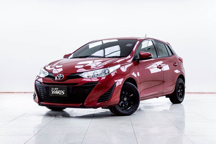 รถ Toyota Yaris ATIV 1.2 E สี แดง
