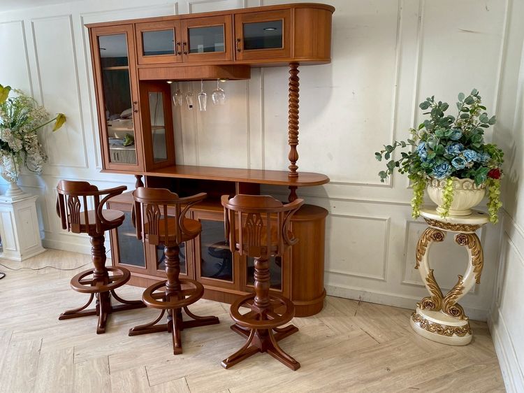 ตู้บาร์สูงโครงไม้สัก 3 ชั้น บานเปิดกระจก พร้อมเก้าอี้บาร์ไม้สัก รูปที่ 3