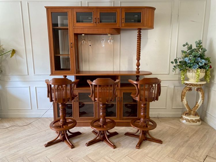 ตู้บาร์สูงโครงไม้สัก 3 ชั้น บานเปิดกระจก พร้อมเก้าอี้บาร์ไม้สัก