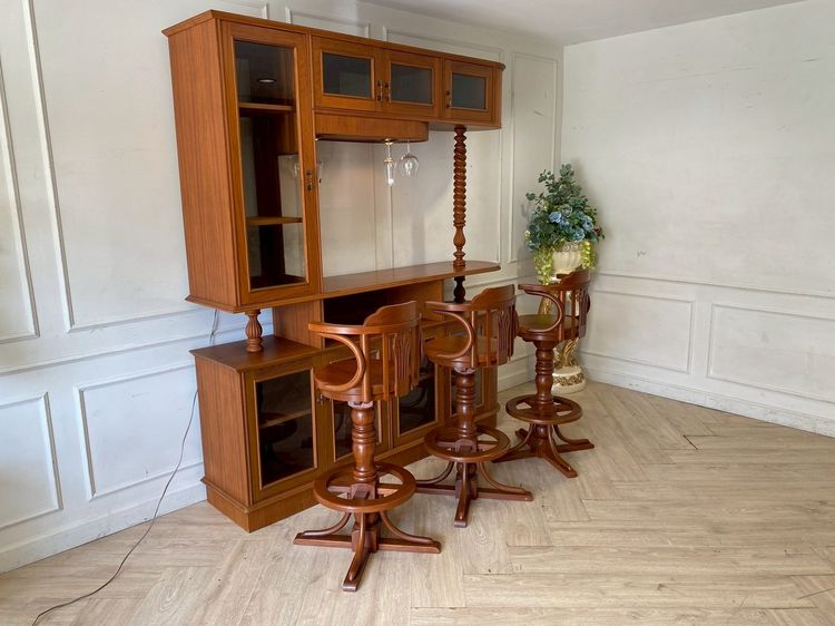 ตู้บาร์สูงโครงไม้สัก 3 ชั้น บานเปิดกระจก พร้อมเก้าอี้บาร์ไม้สัก รูปที่ 2