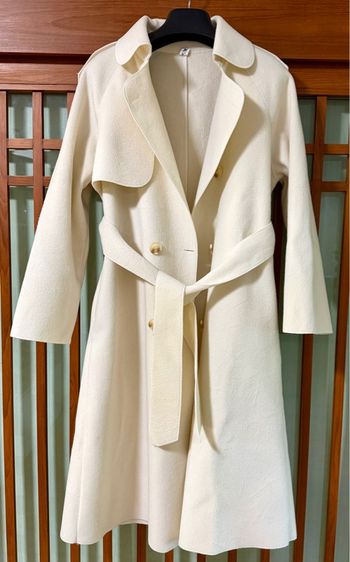 แขนยาว อื่นๆ EU 42 อื่นๆ เสื้อโค้ทวูลสีครีม สีสวย หรูหราอุ่นมาก size L มีกระเป๋า 2 ข้าง สภาพดีมาก สีจริงเข้มกว่าในภาพเล็กน้อย น้ำหนักเบา