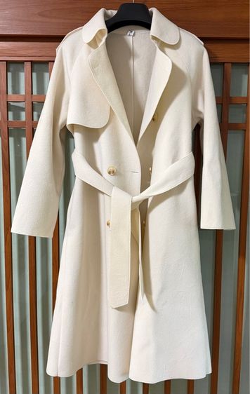 เสื้อโค้ทวูลสีครีม สีสวย หรูหราอุ่นมาก size L มีกระเป๋า 2 ข้าง สภาพดีมาก สีจริงเข้มกว่าในภาพเล็กน้อย น้ำหนักเบา รูปที่ 2