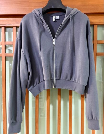เทา XL เสื้อแจ็คเก็ต | เสื้อคลุม อื่นๆ ขายเสื้อคลุมมีฮู้ด HM ของแท้ ผ้าสเวตเชิ้ตเนื้อนุ่ม ฮู้ดบุซับในมีเชือกรูด มีซิปผ่าด้านหน้า ไหล่ตก แขนยาว แต่งผ้าริบปลายแขนและชายเสื้อ 