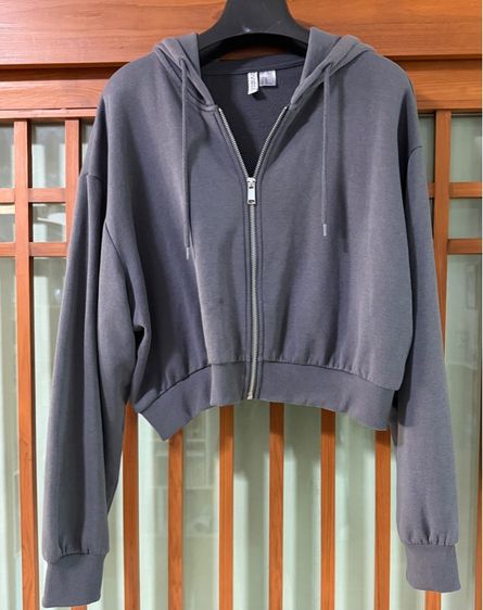 ขายเสื้อคลุมมีฮู้ด HM ของแท้ ผ้าสเวตเชิ้ตเนื้อนุ่ม ฮู้ดบุซับในมีเชือกรูด มีซิปผ่าด้านหน้า ไหล่ตก แขนยาว แต่งผ้าริบปลายแขนและชายเสื้อ  รูปที่ 3