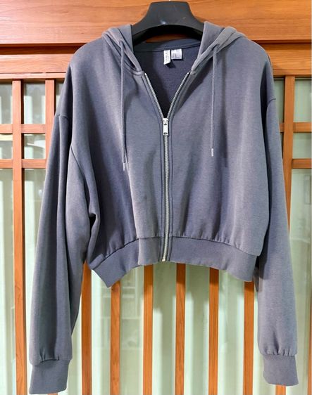 ขายเสื้อคลุมมีฮู้ด HM ของแท้ ผ้าสเวตเชิ้ตเนื้อนุ่ม ฮู้ดบุซับในมีเชือกรูด มีซิปผ่าด้านหน้า ไหล่ตก แขนยาว แต่งผ้าริบปลายแขนและชายเสื้อ  รูปที่ 4