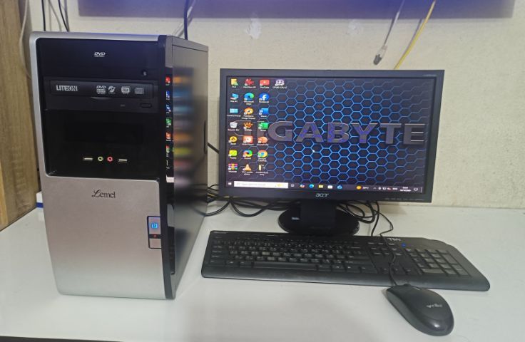 คอมพิวเตอร์ครบชุดพร้อมใช้งาน