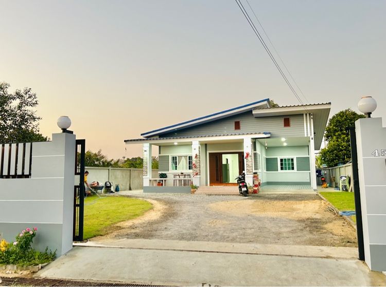 บ้านใหม่พร้อมอยู่ อยู่ในเขตเทศบาล ติดโรงเรียนหวายเหนียว เข้าอยู่ไม่ถึง 2 เดือน ถูกกว่าราคาตลาด