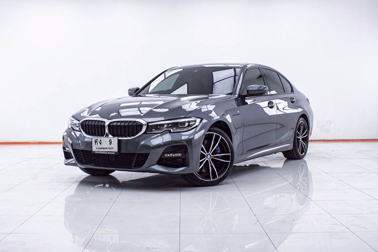 รถ BMW Series 3 330e สี เทา