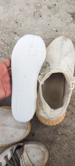 รองเท้า size ประมาณ43 Adidas Yeezy 