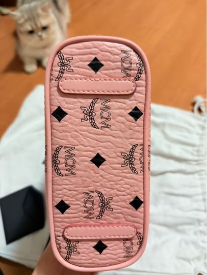  MCM Mini Rabbit Top Zip Shopper in Visetos Soft Pink  รูปที่ 4