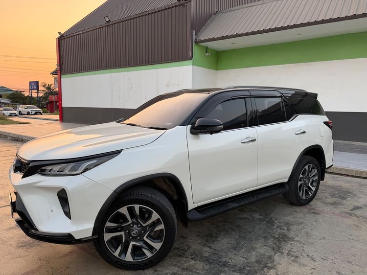Toyota Fortuner 2021 2.4 Legender Utility-car ดีเซล เกียร์อัตโนมัติ ขาว รูปที่ 3
