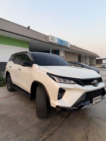 รถ Toyota Fortuner 2.4 Legender สี ขาว