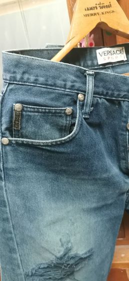 Vtg.Versace Couture Jeans Mens Made in Italy 1990's กางเกงยีนส์ งานเก่ายุค90 ทรงเซอร์ขาดเข่า ขาปล่อยชาย เอว31.5นิ้ว วัดจริง ป้าย32x42 สวยมาก รูปที่ 7
