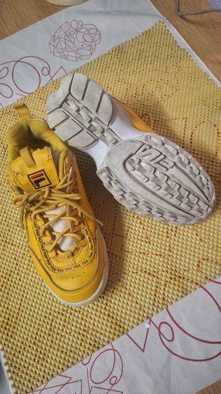 รองเท้าผ้าใบ FILA สีเหลืองมือสอง