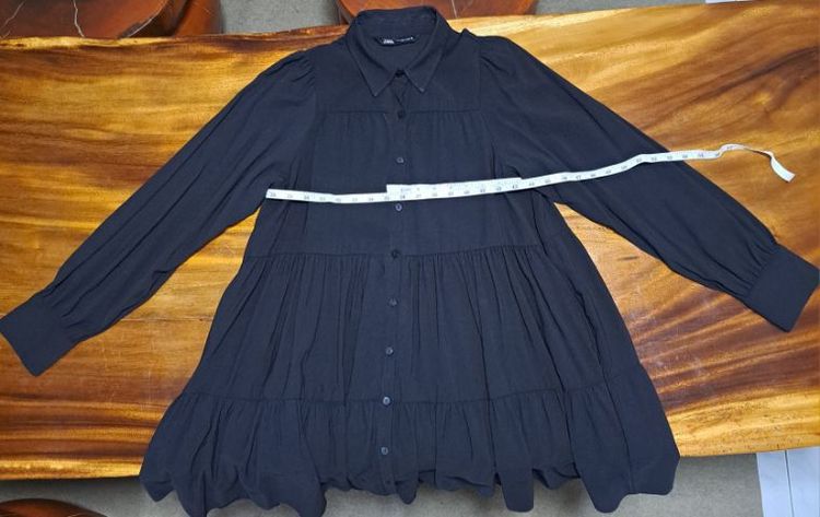 ชุดเดรสสีดำ แบบมีระบายเป็นชั้น แบรนด์ ZARA รูปที่ 4