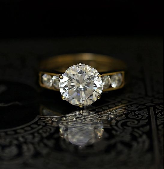 แหวนทองแท้ พลอย CZ สวย เล่นไฟดี เหมือนเพชร น้ำหนัก 1.98 กรัม  งานเก่าตามสภาพ 