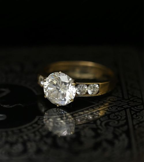 แหวนทองแท้ พลอย CZ สวย เล่นไฟดี เหมือนเพชร น้ำหนัก 1.98 กรัม  งานเก่าตามสภาพ  รูปที่ 3