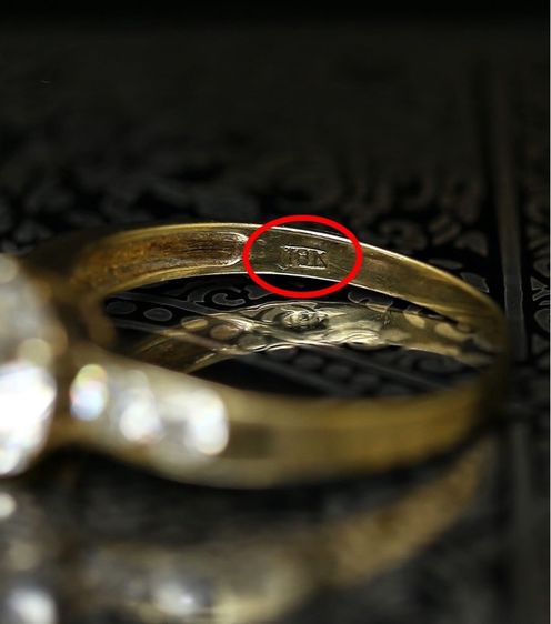 แหวนทองแท้ พลอย CZ สวย เล่นไฟดี เหมือนเพชร น้ำหนัก 1.98 กรัม  งานเก่าตามสภาพ  รูปที่ 4