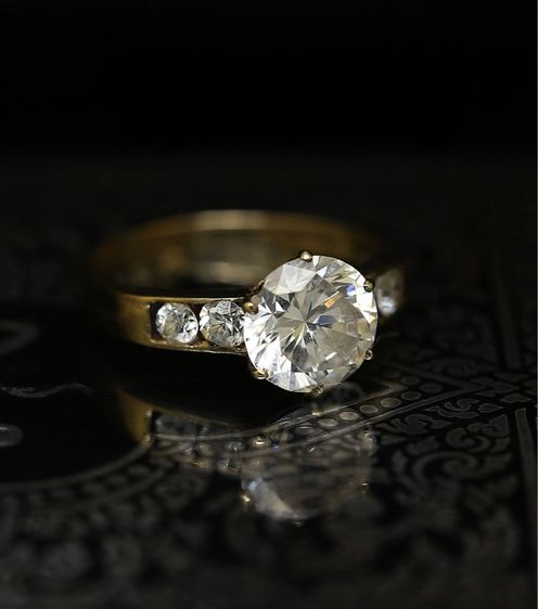 แหวนทองแท้ พลอย CZ สวย เล่นไฟดี เหมือนเพชร น้ำหนัก 1.98 กรัม  งานเก่าตามสภาพ  รูปที่ 2