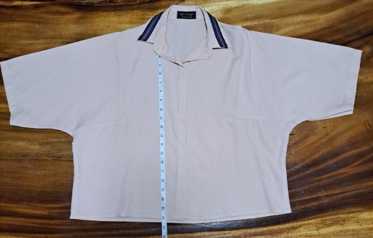 เสื้อเชิ้ตแขนสั้นสีชมพูอ่อน ทรงหลวม ปกเสื้อมีปักลวดลาย เนื้อผ้าไม่เป็นขน ทรงเสื้อใส่สบาย รูปที่ 5