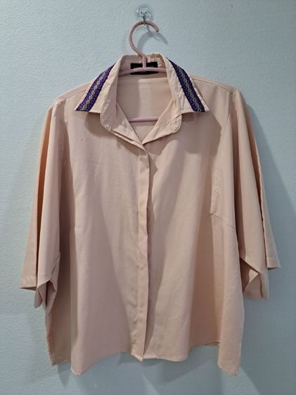 เสื้อเชิ้ตแขนสั้นสีชมพูอ่อน ทรงหลวม ปกเสื้อมีปักลวดลาย เนื้อผ้าไม่เป็นขน ทรงเสื้อใส่สบาย