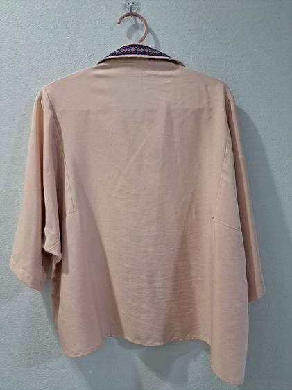 เสื้อเชิ้ตแขนสั้นสีชมพูอ่อน ทรงหลวม ปกเสื้อมีปักลวดลาย เนื้อผ้าไม่เป็นขน ทรงเสื้อใส่สบาย รูปที่ 2