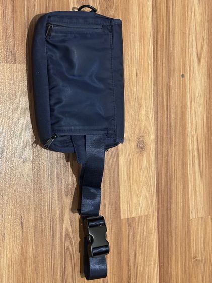 กระเป๋าสะพายข้างสีกรม แบรนด์ Anello มีสายคาดเอว รูปที่ 4