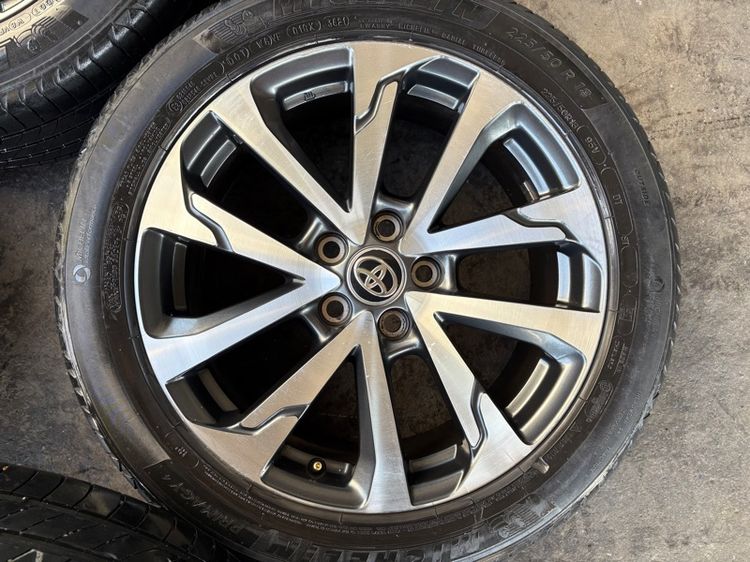 ล้อแม็กขอบ18 TOYOTA CROSS มีรอยตามการใช้งาน พร้อมยางMICHELIN225-50-18 ปี23x2 21x2 ปีแท้  รูปที่ 3