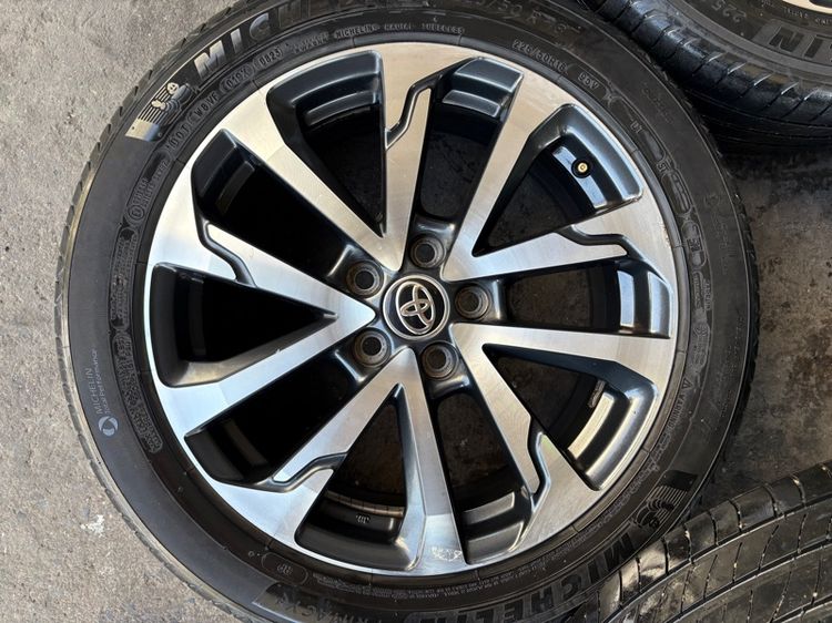 ล้อแม็กขอบ18 TOYOTA CROSS มีรอยตามการใช้งาน พร้อมยางMICHELIN225-50-18 ปี23x2 21x2 ปีแท้  รูปที่ 4
