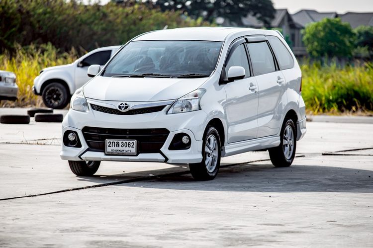 รถ Toyota Avanza 1.5 S Touring สี ขาว