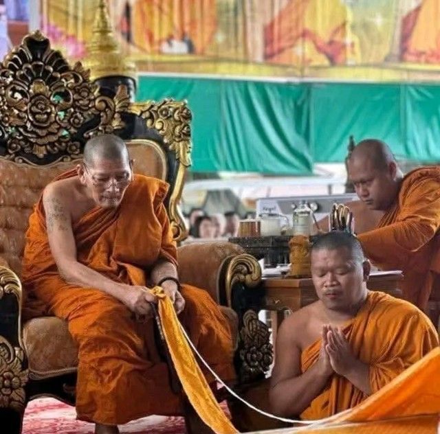 ล็อกเก็ตแป๊ะยิ้ม หลวงปู่ศิลา ออกธรรมอุทยาน ปี66ศิษย์สร้างถวาย1300องค์ ฉากขาวอุดมวลสารตระกรุด3กษัตย์ พร้อมเลี่ยม เลข๙๕๘ รับประกันแท้ตลอดชีพ รูปที่ 4