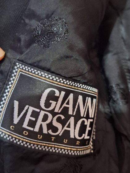 ส่งต่อเสื้อสูทคุณผู้หญิง Gianni Versace Vintage แท้ที่ปี1990ผลงานยุคที่Gianniยังมีชีวิตและออกแบบเองทรงเฉียบแบบอิตาลี่ใส่ไม่กี่ครั้ง รูปที่ 3