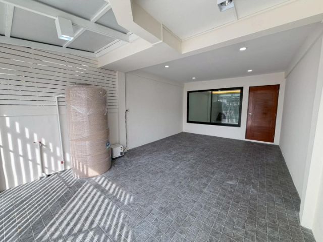 ตกแต่งครบ สร้างเสร็จก่อน 2010 อื่นๆ ขาย ทาวน์เฮ้าส์2ชั้น ซอยเสนานิคม1 รูปที่ 3