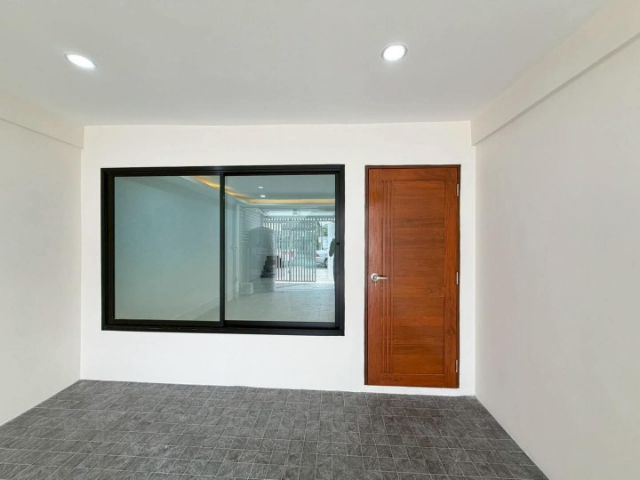 ตกแต่งครบ สร้างเสร็จก่อน 2010 อื่นๆ ขาย ทาวน์เฮ้าส์2ชั้น ซอยเสนานิคม1 รูปที่ 2