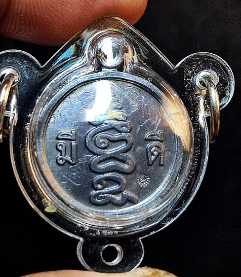 พระเก่าเนื้อโลหะรอบๆมีรอยยันต์หลายตัว