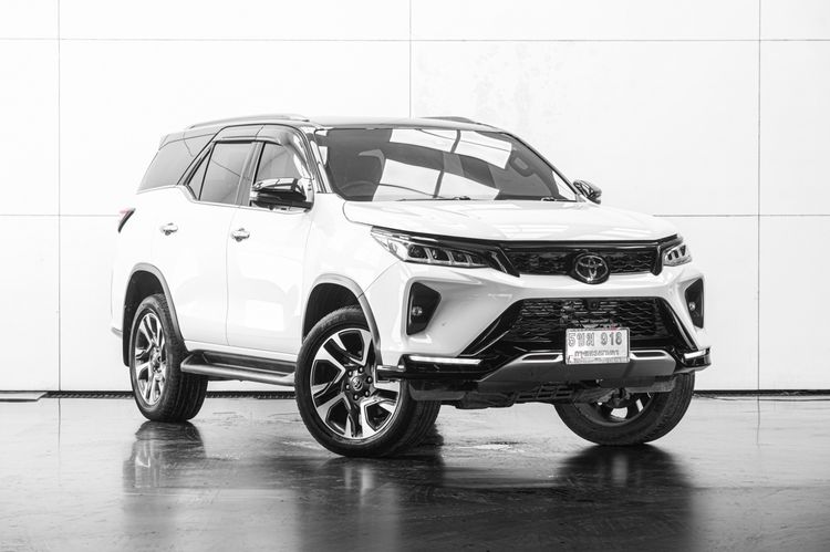 รถ Toyota Fortuner 2.4 LEGENDER 2WD AT สี ขาว