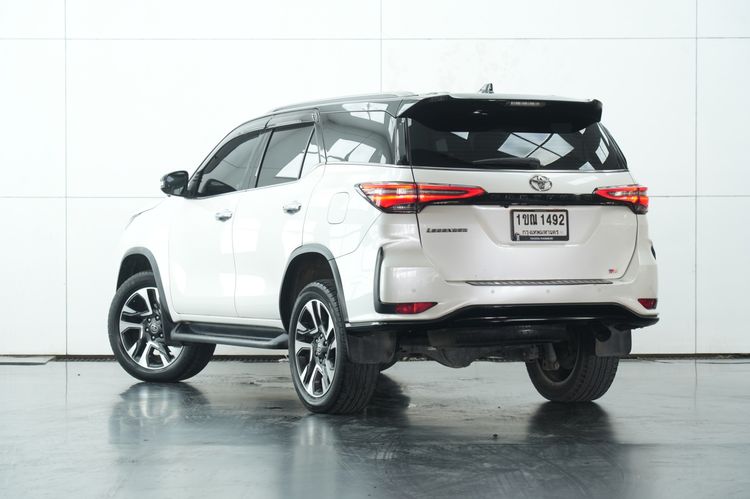 Toyota Fortuner 2020 2.4 Legender Black Top Utility-car ดีเซล ไม่ติดแก๊ส เกียร์อัตโนมัติ ขาว รูปที่ 3