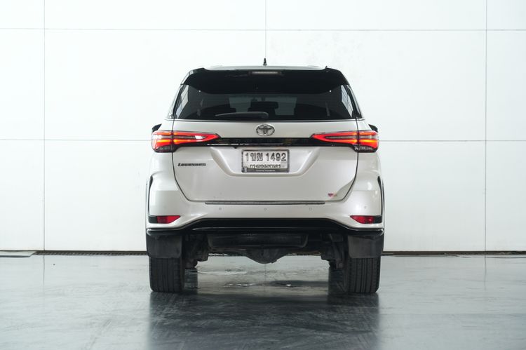 Toyota Fortuner 2020 2.4 Legender Black Top Utility-car ดีเซล ไม่ติดแก๊ส เกียร์อัตโนมัติ ขาว รูปที่ 4