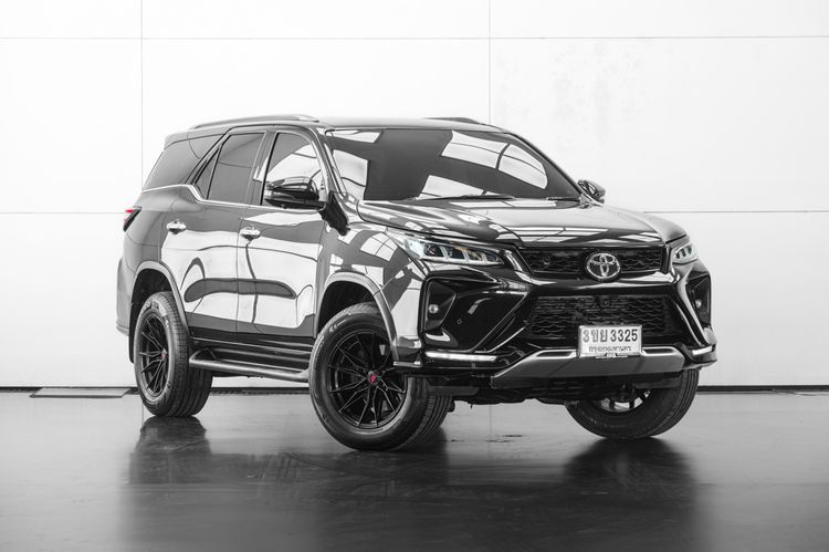 รถ Toyota Fortuner 2.4 Legender Black Top สี ดำ