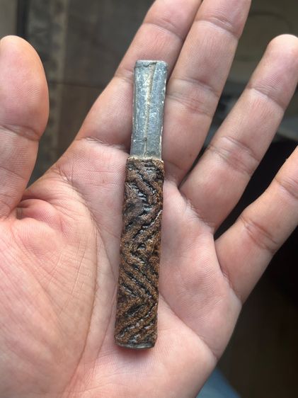 เปิดตะกรุดจระเข้ขบฟันยาว 3.8 นิ้วไม่ทราบที่ (มีสินค้าหลายรายการกดเข้ามาดูในโปรไฟล์ได้เลยครับ)