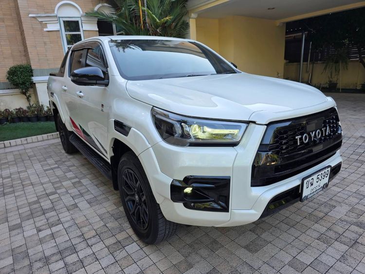 รถ Toyota Hilux Revo 2.8 GR Sport สี ขาว