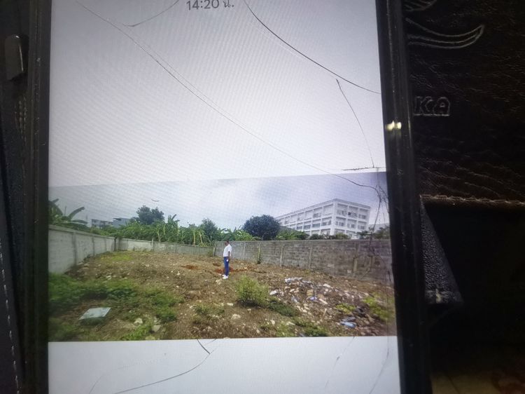 ที่ดินห่่่่่่่่างจากถนน เฉลิมพระเกียรติ ร.9 ประมาน400 เมตร ใกล้โรงพยาบาลสินแพทย์