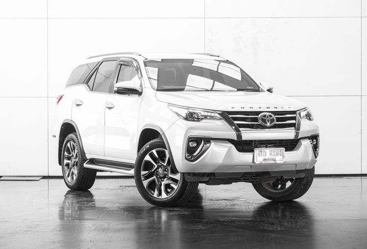 Toyota Fortuner 2018 2.4 V 4WD Utility-car ดีเซล ไม่ติดแก๊ส เกียร์อัตโนมัติ ขาว