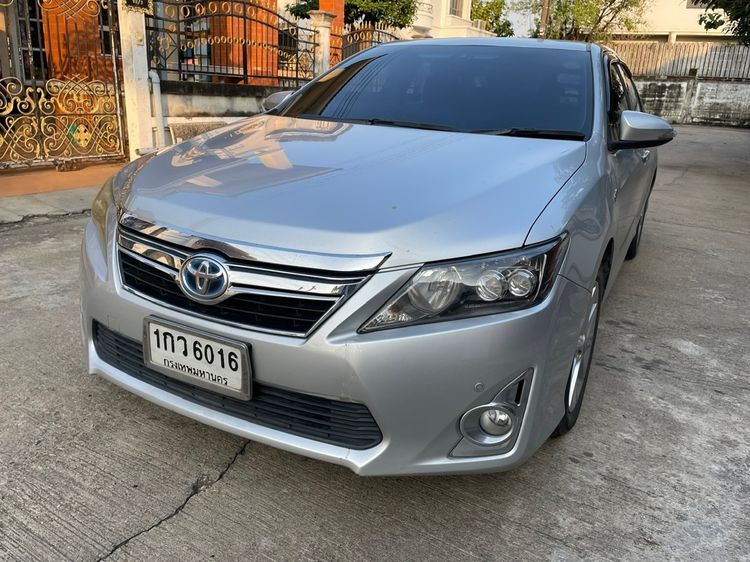 รถ Toyota Camry 2.5 Hybrid สี บรอนซ์เงิน