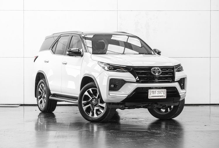 รถ Toyota Fortuner 2.4 Commander สี ขาว