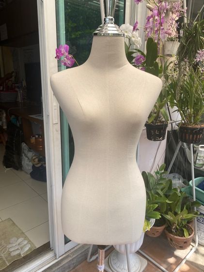 หุ่นโชว์เสื้อผ้ามือสอง