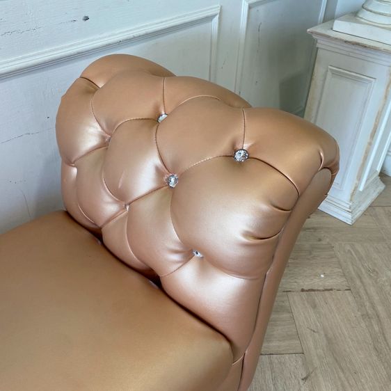 เก้าอี้อาร์มแชร์ ขาไม้ เบาะหนัง ดึงกระดุม สีโรสโกลด์ รูปที่ 4