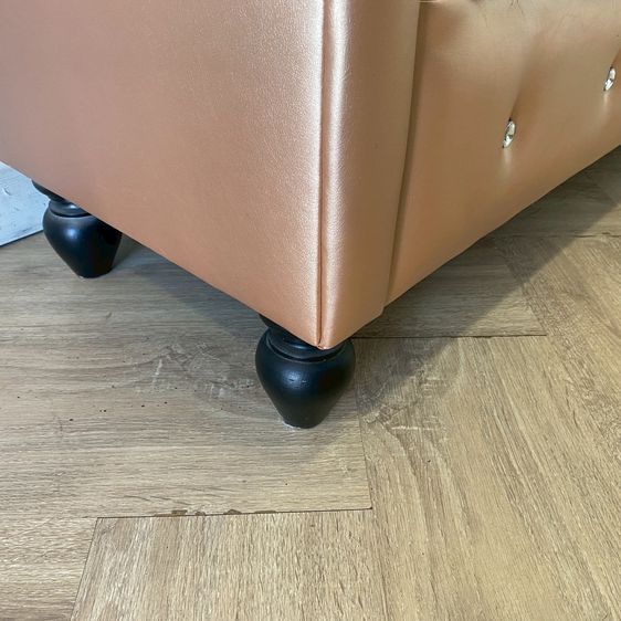 เก้าอี้อาร์มแชร์ ขาไม้ เบาะหนัง ดึงกระดุม สีโรสโกลด์ รูปที่ 8